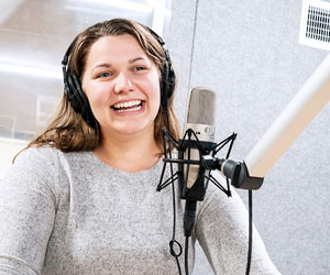 Lara Moll ’21 M.A. is a producer for the podcasts “Sermon Brainwave” and “I Love to Tell the Story: Narrative Lectionary