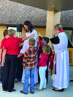 Jaime Decker ‘21 M.Div. gathers with young church members in Gwinner, North Dakota.